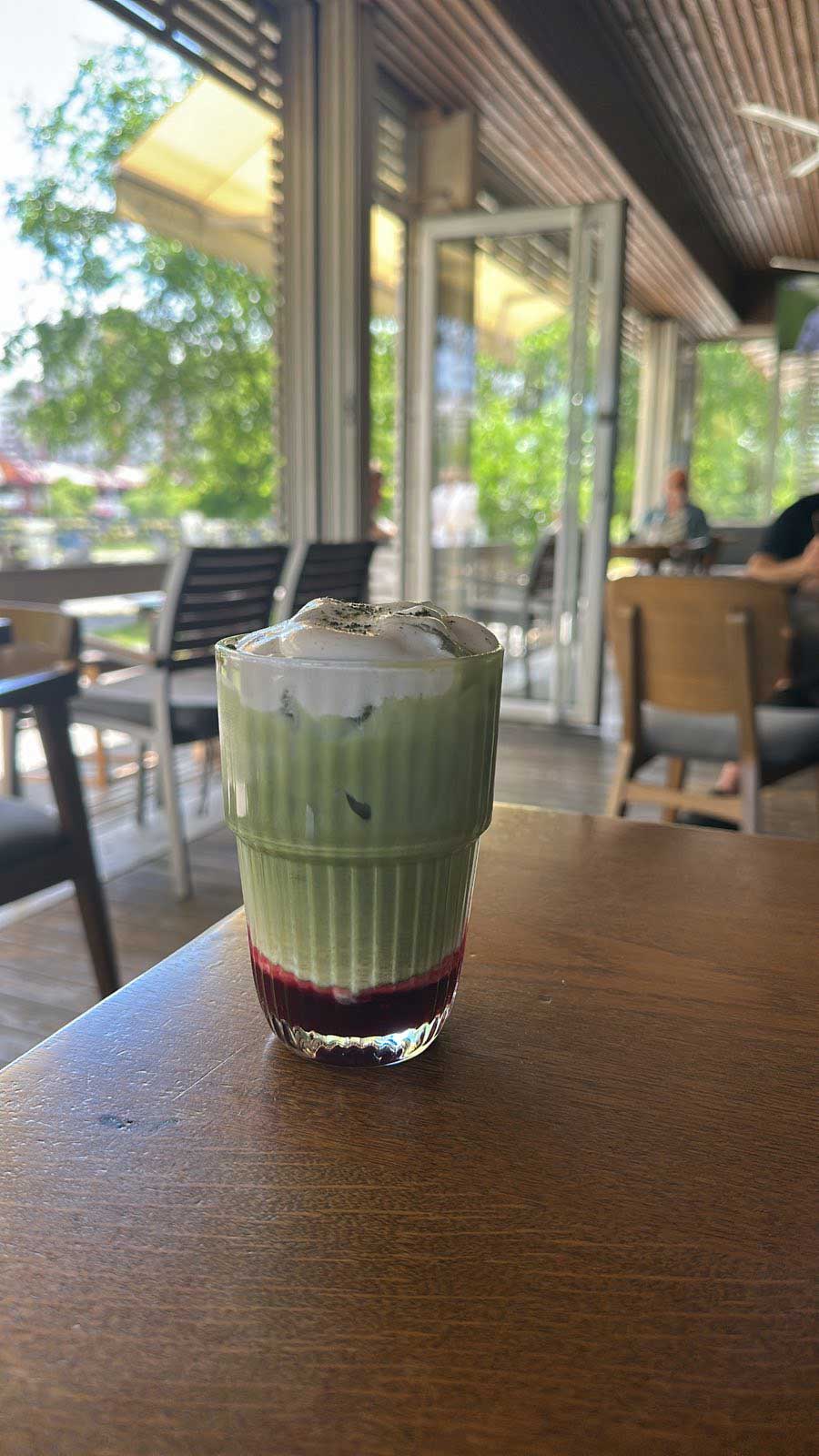 Originalna fotografija Matcha latte čaše telefonom